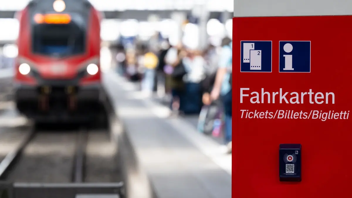 Regionalzug in München: ARCHIV - 23.05.2022, Bayern, München: Ein Regionalzug steht am Münchner Hauptbahnhof. (zu dpa: «Bahn baut Angebote in Bayerns Schienennahverkehr ab 2028 aus») Foto: Sven Hoppe/dpa/dpa-tmn +++ dpa-Bildfunk +++