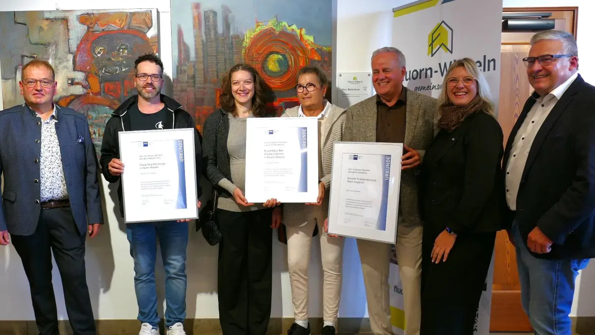Die beiden Vorsitzenden des HGV Fluorn-Winzeln, Gerd Flaig (links) und Manfred Gühring (rechts), mit den geehrten Unternehmern bei der Eröffnung der Leistungsschau "Kunst im Dorf" am 11.10.2026