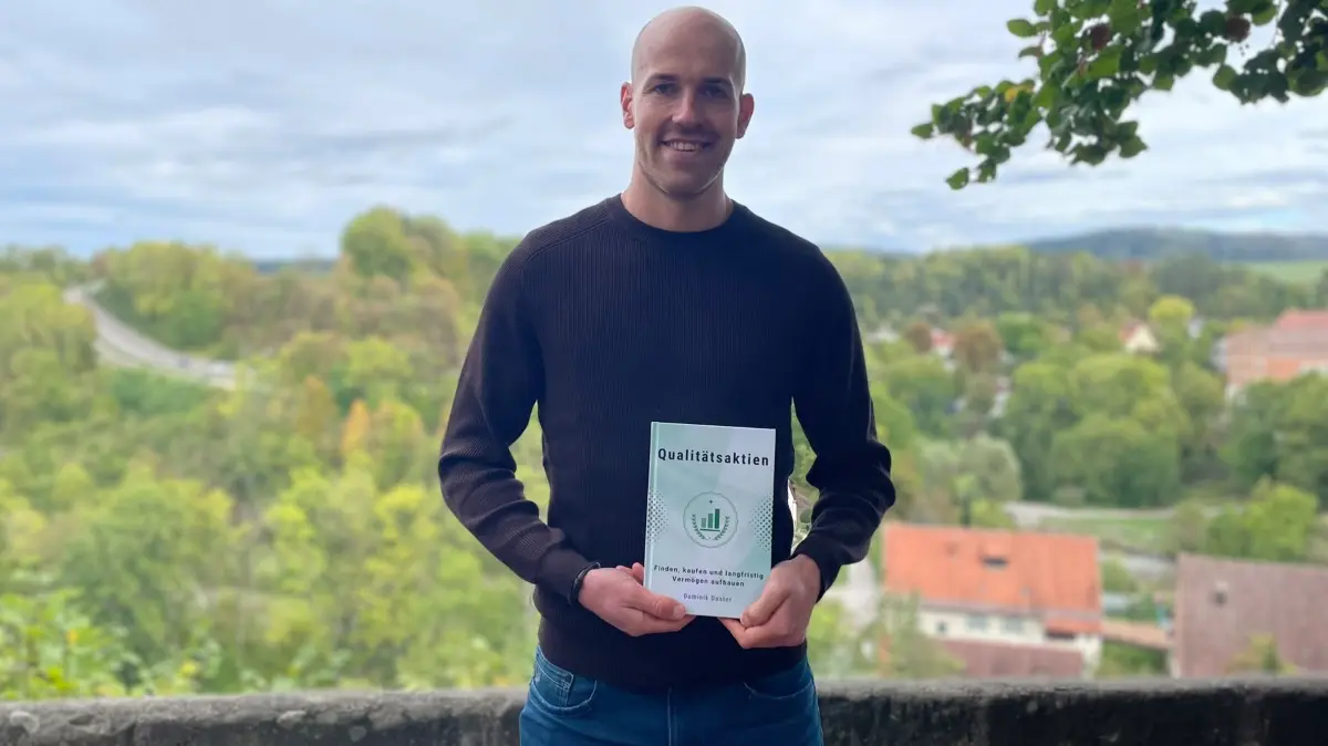 Dominik Doster aus Rottweil hat mit „Qualitätsaktien – Finden, kaufen und langfristig Vermögen aufbauen“ kürzlich sein erstes Buch veröffentlicht. In diesem gibt der 28-Jährige Tipps zum langfristigen Investieren.