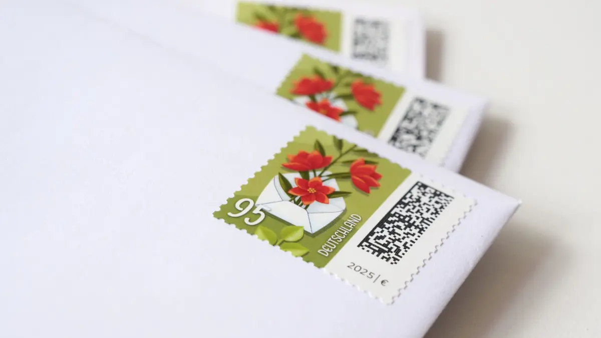 Briefporto und Briefversand: Mit Briefmarken frankierte Briefe liegen auf einem Tisch. Die Deutsche Post wird das Briefporto zum Jahreswechsel aller Voraussicht nach so stark anheben wie noch nie, der bislang 95 Cent teure Standardbrief-Versand dürfte dann zwischen 1,10 und 1,15 Euro kosten. (zu dpa: «Plus 20 Prozent: Porto kann so stark steigen wie noch nie»)