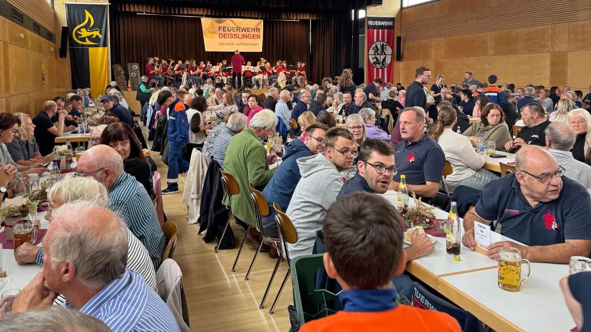 Ein volles Haus hat die Feuerwehr Deißlingen bei ihrem Schlachtfest in der Mehrzweckhalle.