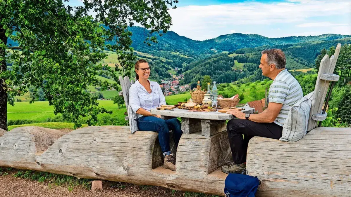 Picknick an der langen Baumstammbank auf dem Vesperweg in Oberharmersbach (Ortenaukreis)