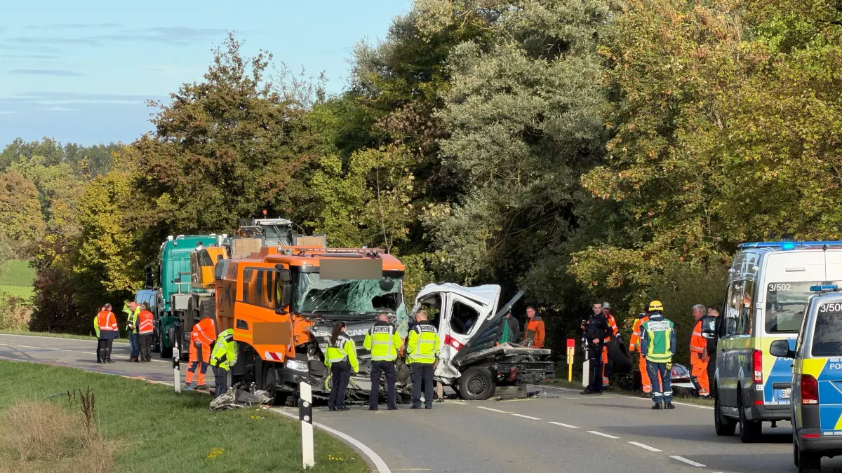 Bei einem Unfall auf der B463 bei Haigerloch sind mehrere Personen schwer verletzt worden.