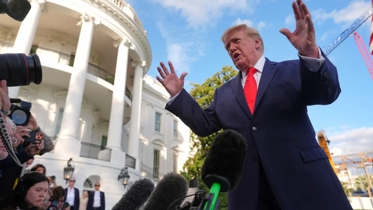 US-Präsident Trump: US-Präsident Donald Trump spricht mit Reportern, bevor er mit „Marine One“ vom South Lawn des Weißen Hauses abhebt. (zu dpa: «Trump: Putin will Deal mehr als Selenskyj»)