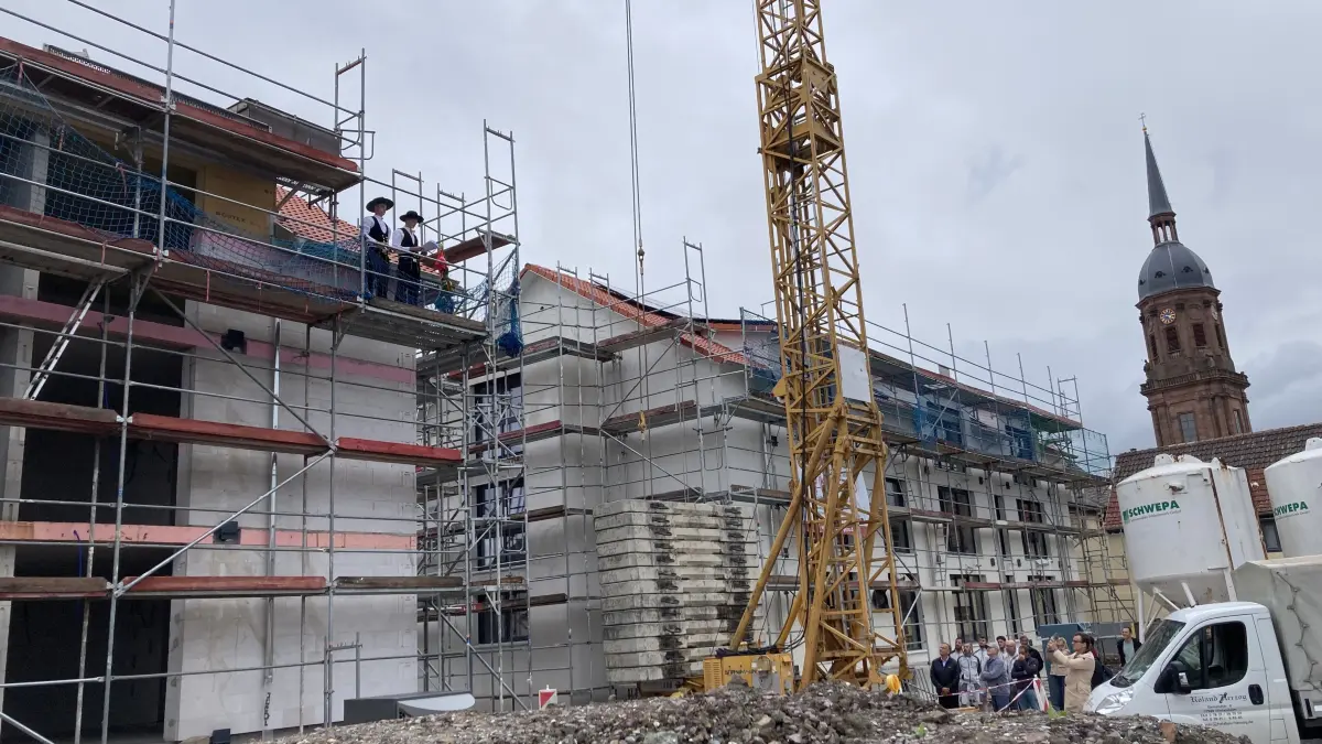 Das vordere Gebäude wird mit einer Landesförderung und der damit verbundenen Mietpreisbindung gebaut. Sechs Wohnungen entstehen.