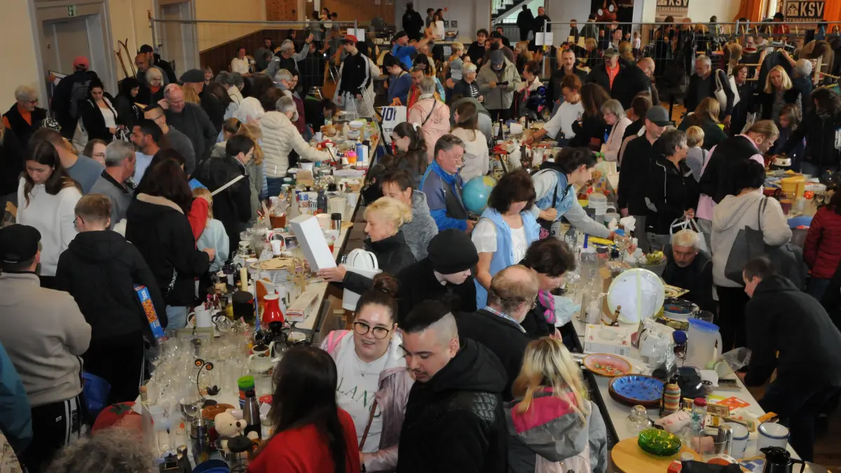 Beim Watata in Tennenbronn wechselten Geschirr, Kleidung, Bücher und Spielsachen ihre Besitzer. Der Andrang war so groß, dass sich vor der Festhalle eine lange Schlange bildete.