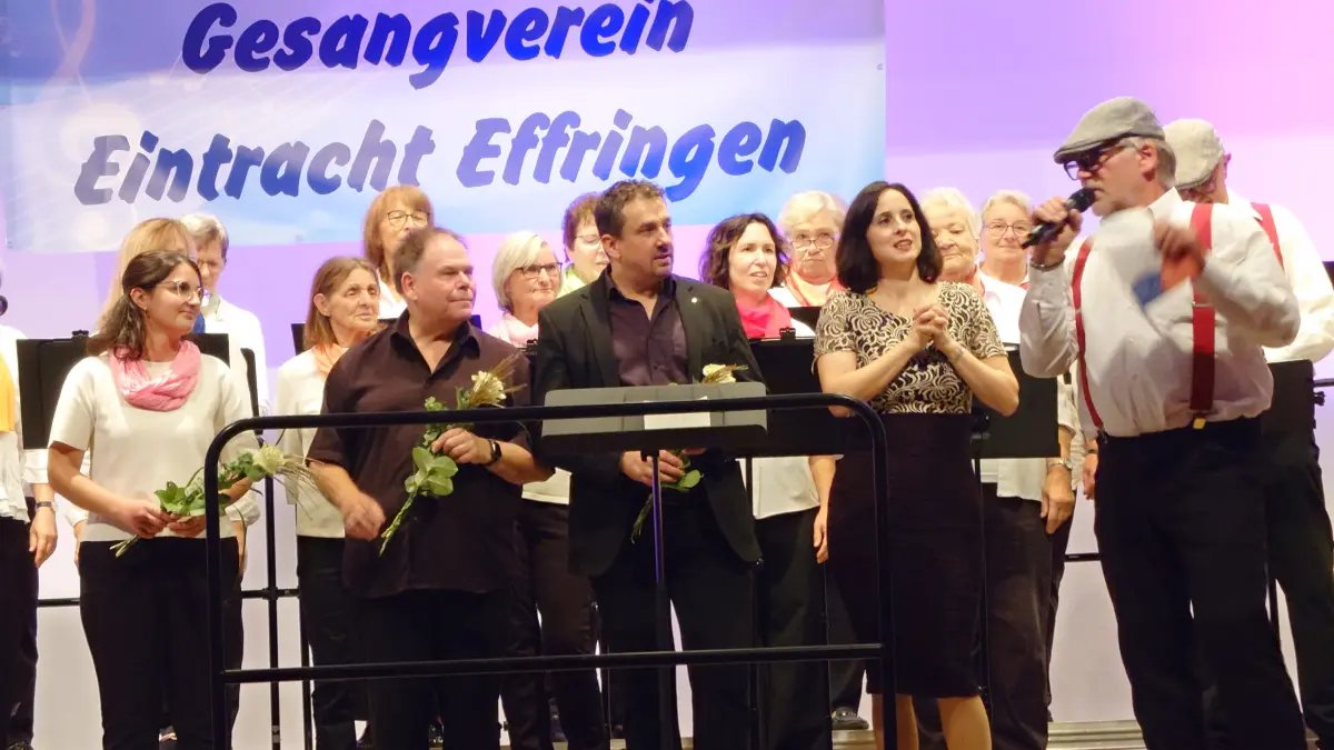 Der erste Vorsitzende bedankt sich bei Sophie Dürr, Arpi Ketterl, Thomas Matthias Förster und der Chorleiterin Maria Martinez Gabaldon (von links)