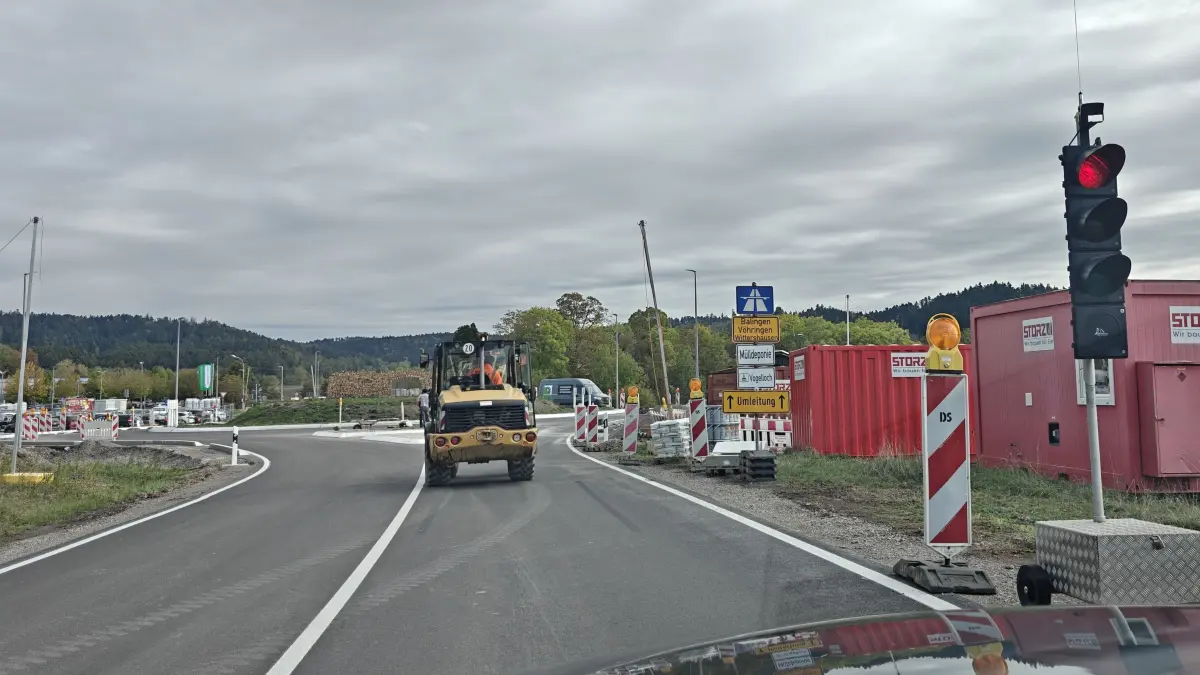 Am Bochinger Kreisverkehr wird immer noch eifrig gearbeitet.