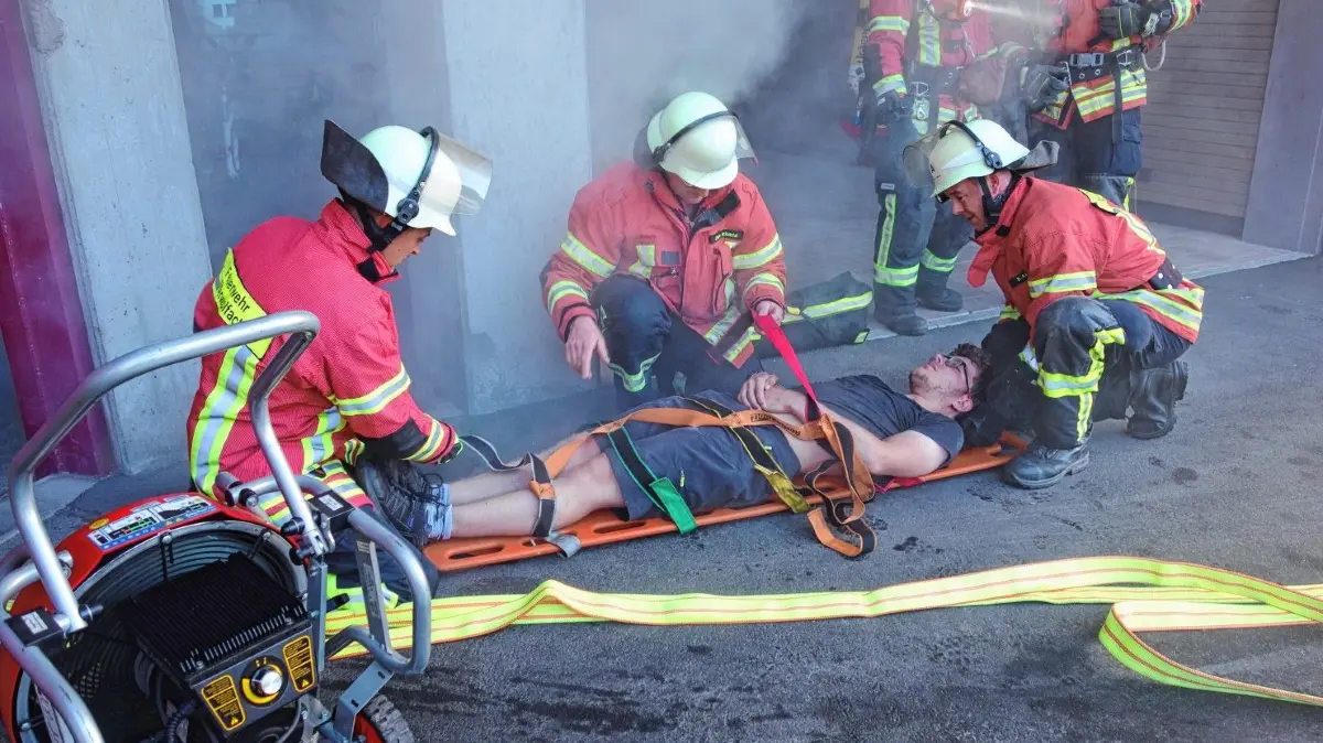 Ein „Verletzter“ wurde aus der brennenden Halle befreit.