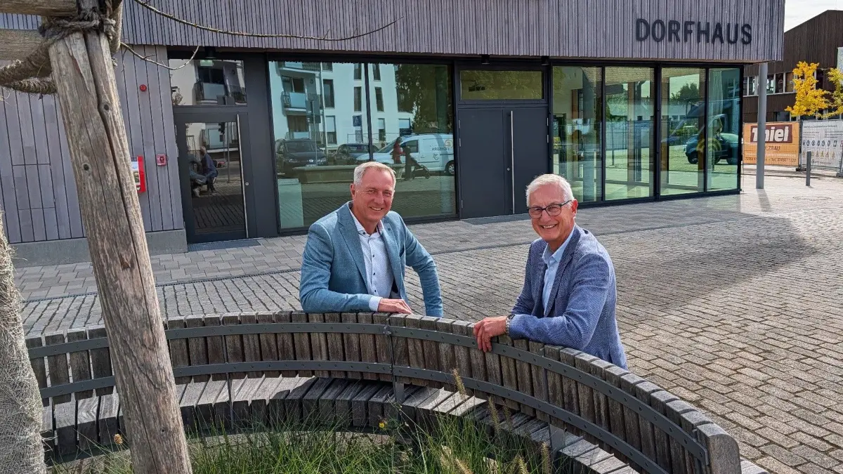 Michael Schmitt (links) und den in den Ruhestand eingetretenen langjährigen Hauptamtsleiter Martin Weißharr verbindet eine enge Freundschaft.