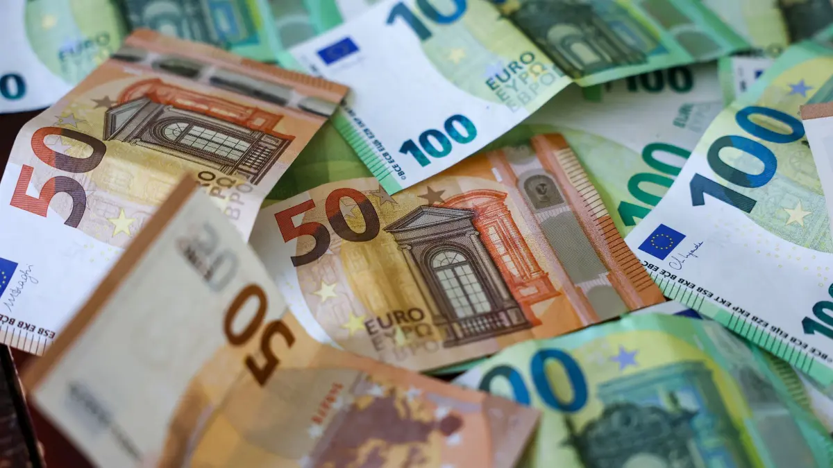 Bargeld: ARCHIV - 18.01.2026, Sachsen, Leipzig: Mehrere Hunderter und Fünfziger Euro Geldscheine liegen auf einem Tisch.
Beim Haushalt der Regierung geht es um Milliarden Euro. (zu dpa: «Schulden der Gemeinden und Landkreise steigen weiter») Foto: Jan Woitas/dpa +++ dpa-Bildfunk +++