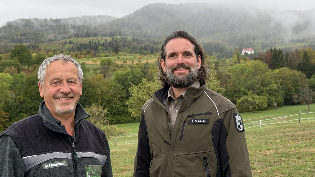 Martin Neumaier und sein Nachfolger Thomas Schädle halten auch dem regnerischsten Wetter stand: Die beiden Förster betreuen auch den Wald rund um Hechingens Teilort Boll – im Hintergrund die Wallfahrtskirche Maria Zell im Nebel.