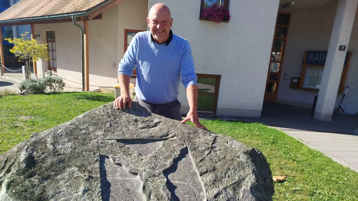 Christian Rüscher mit dem Wappen "seiner" Gemeinde Wembach, für die er 16 Jahre als Bürgermeister tätig war.