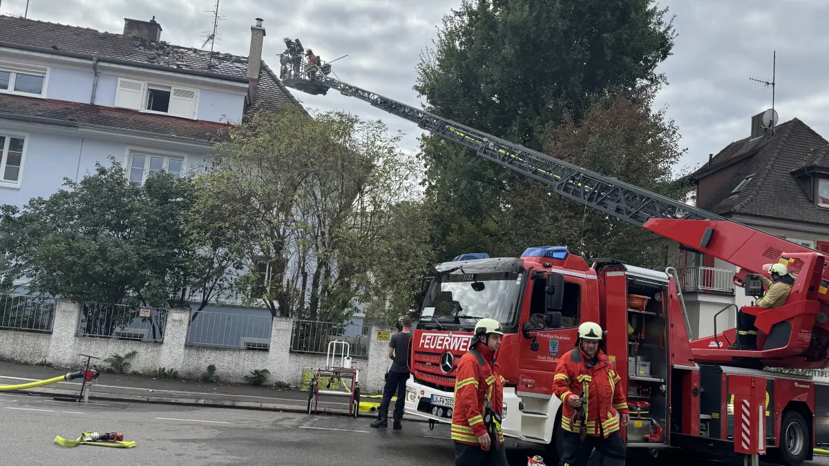 Der Brand ging schnell bis unter das Dach – dieses musste geöffnet werden, um an die Glutnester zu gelangen.