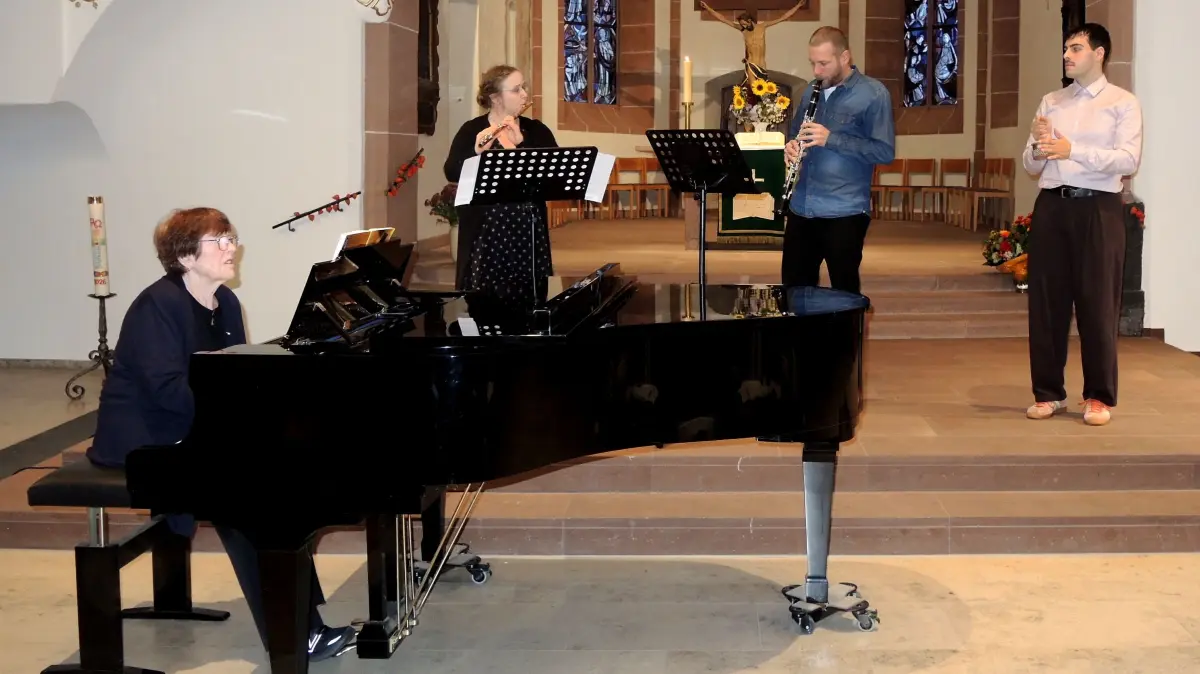 Karin Pätzold (von links) Kathrin Krichel, Benjamin Hummel und Leon Fehrenbacher musizieren.