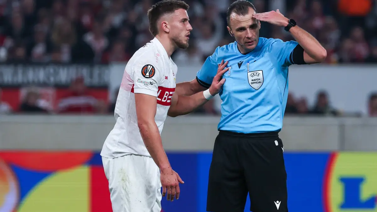 Irfan Peljto leitet die Partie des VfB Stuttgart bei Slovan Bratislava.