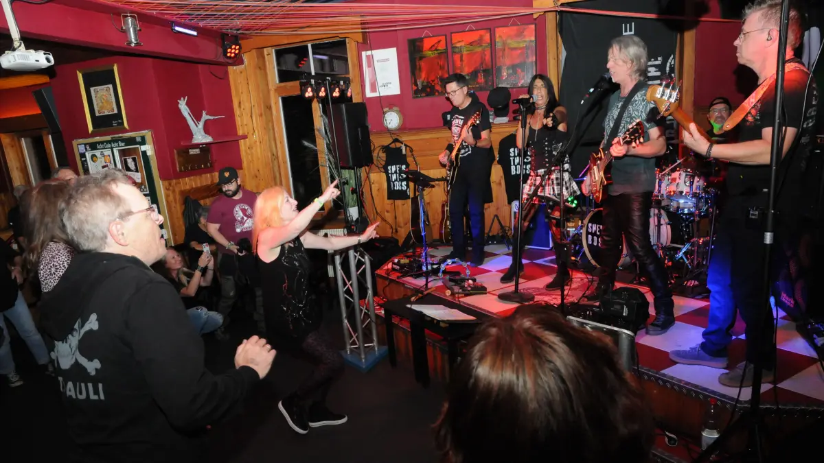 The Boss Mary Wild (Mitte) rockte mit ihren Gitarristen das Zodiak.