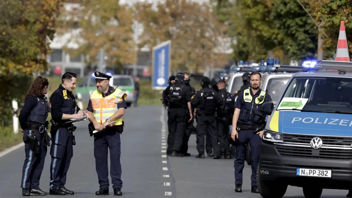 Flughafen Nürnberg gesperrt: Einsatzkräfte der Polziei versperren die Zufahrt zum Albrecht-Dürer-Airport. Der Nürnberger Flughafen ist wegen eines Polizeieinsatzes gegen Mittag für den Flugverkehr gesperrt worden. Grund sei eine «unbestätigte Luftnotlage», sagte ein Flughafensprecher der Deutschen Presse-Agentur. (zu dpa: «Alarm zu Flugzeug-Entführung lässt Kampfjets aufsteigen»)
