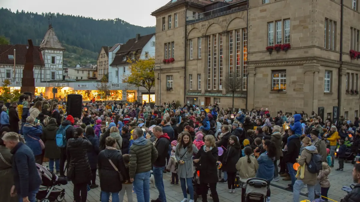 Am Dienstag, 20. Oktober, treffen sich die Teilnehmer um 18.30 Uhr am Narrenbrunnen. Von dort geht es zum Rathaus.