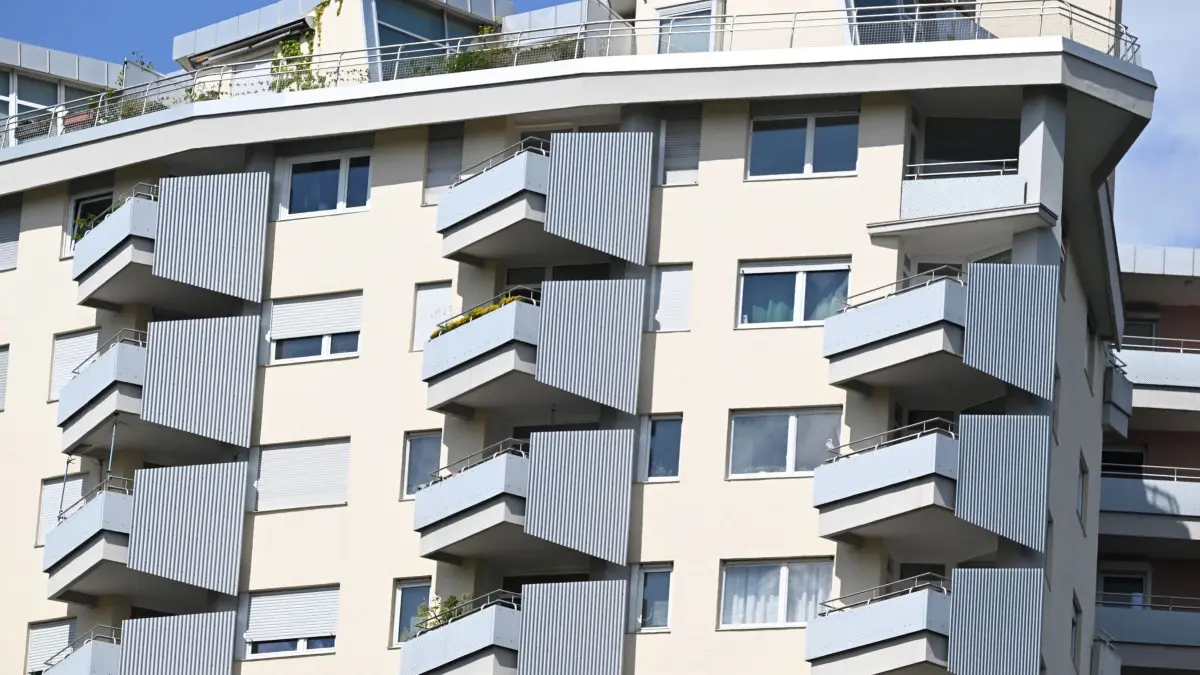 Wohnungen in Stuttgart: Die Fassade eines Wohnhauses in Stuttgart. (zu dpa: «Jede und jeder Dritte findet eigene Miete zu hoch»)