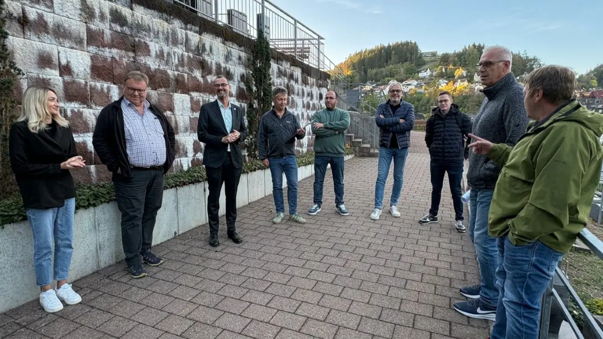 Der Gemeinderat machte sich ein Bild von den fürs Erste abgeschlossenen Arbeiten am Friedhof.