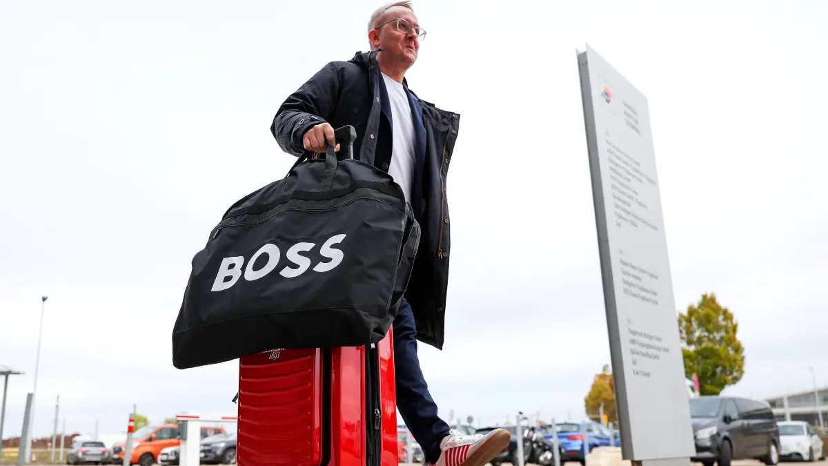Fußball VfB Stuttgart Abflug: 13.10.2026, Stuttgart, Fußball UEFA Champions League, Saison 2026-2027, VfB Stuttgart fliegt nach Bratislava, Abflug, Alexander Wehrle *** October 13, 2026, Stuttgart, Soccer, UEFA Champions League, 20262027 season, VfB Stuttgart flies to Bratislava, departure, Alexander Wehrle