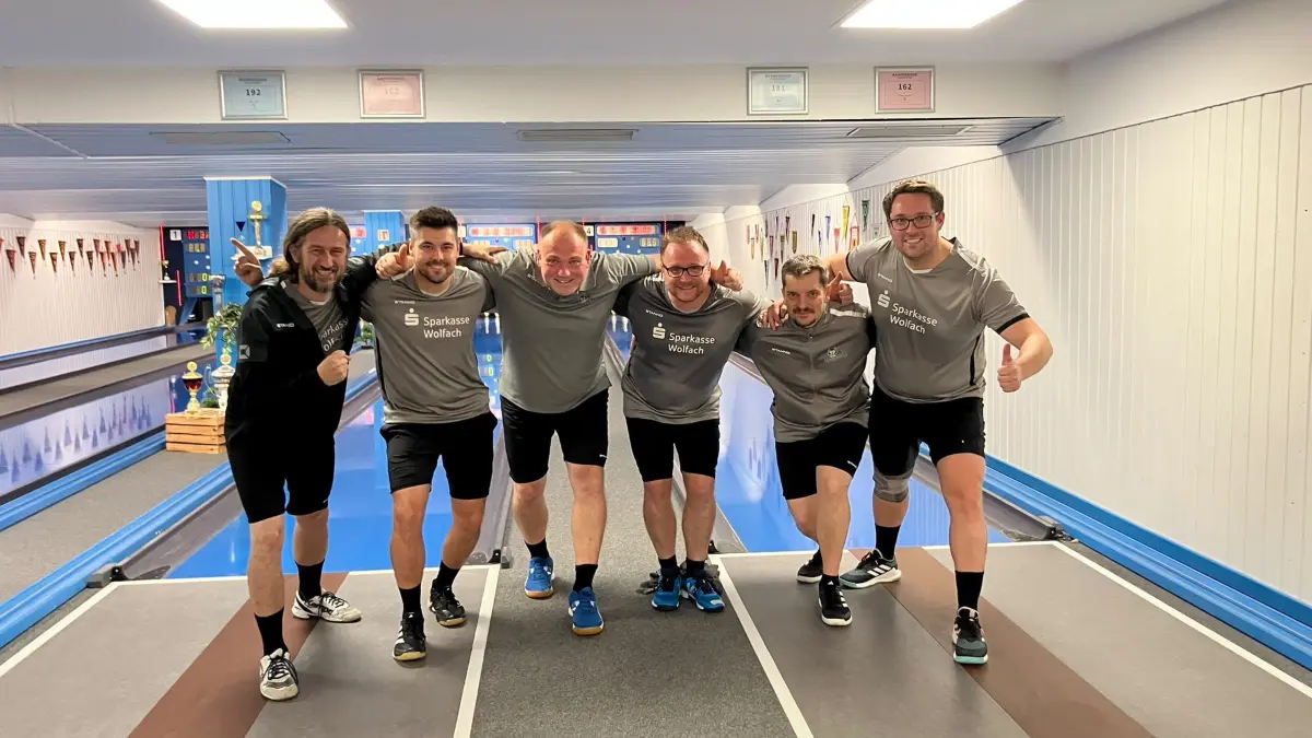 Björn Albrecht (von links), Florian Schmid, Florian Faißt, Marcel Dörfel, Narco Teller und Sascha Moosmann freuen sich in Friedrichshafen über den wichtigen Auswärtssieg.