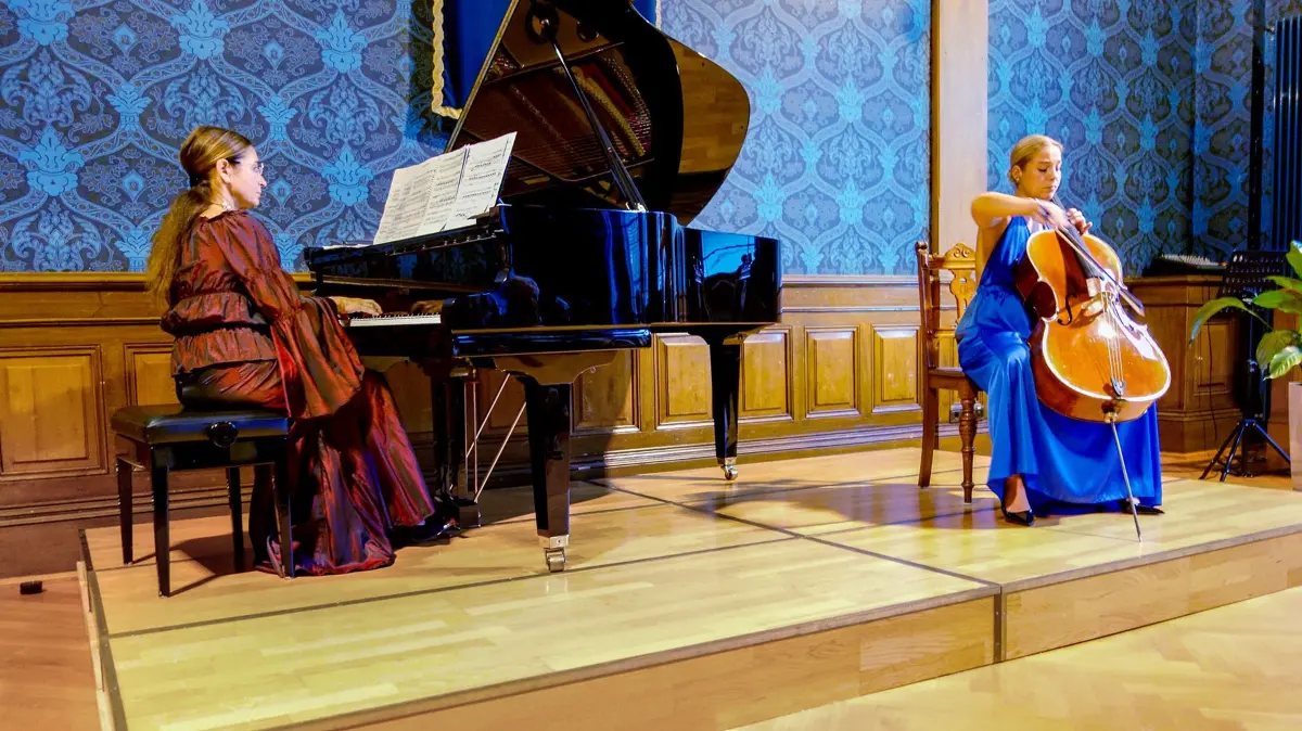 Flóra Csöke (Violoncello) und Angelika Hámory (Klavier) begeisterten mit ihrem Kammerkonzert zur Saisoneröffnung im Blauen Salon.