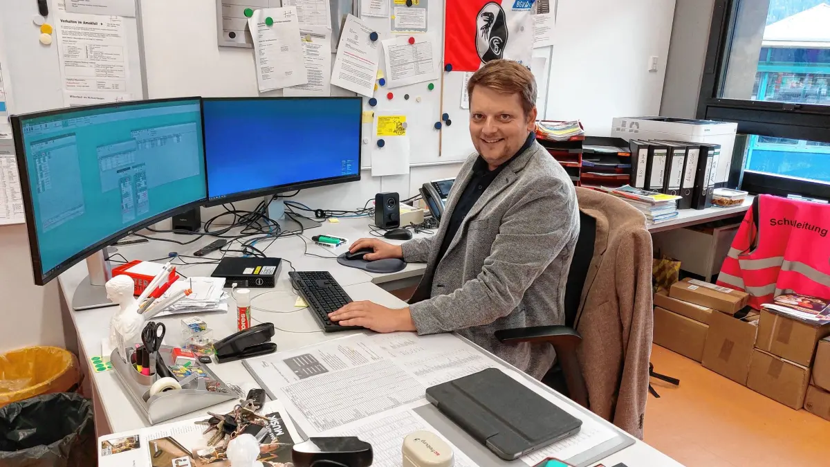 Pascal Rosen (39) sitzt seit Schuljahresbeginn im Büro des stellvertretenden Leiters der Beruflichen Schulen Wolfach. Die SCF-Flagge darf beim glühenden Fußballfan nicht fehlen.