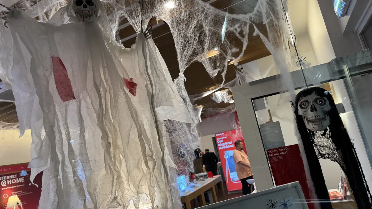 Schauerlich-schön geschmückt werden Geschäfte und Schaufenster wieder an Weil am Rheins langem Einkaufsnachmittag "Hallowiil" geschmückt sein – wie auf diesem Bild vom vergangenen Jahr.