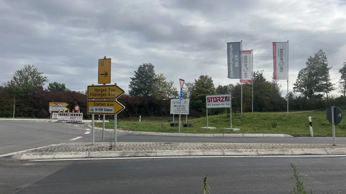 Der Landkreis lässt die Fahrbahndecke der Kreisstraße K 5540 zwischen dem Ortsausgang Zimmern und dem Kreisverkehr bei der Firma ALBA erneuern.