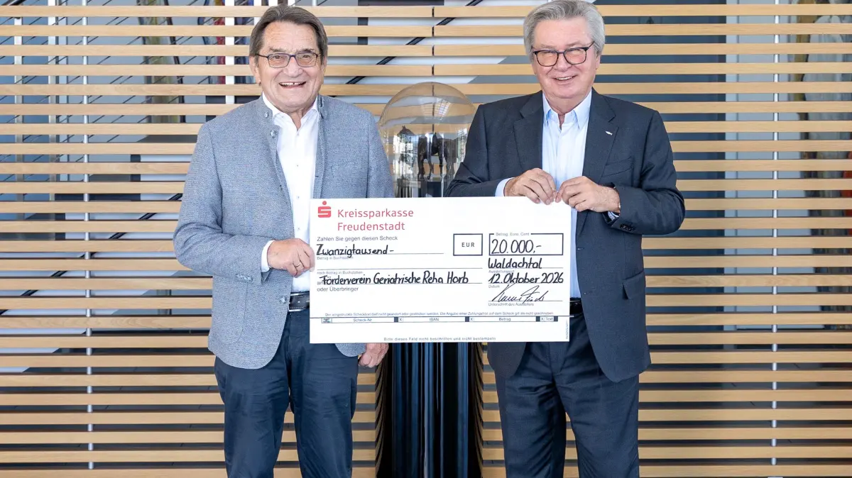 Andreas Bronner (links), Initiator und Gründungsmitglied des Fördervereins der Geriatrie in Horb, nimmt die Spende von Professor Klaus Fischer entgegen.