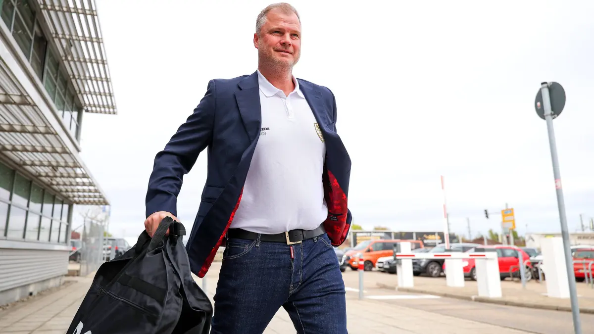 Fußball VfB Stuttgart Abflug: 13.10.2026, Stuttgart, Fußball UEFA Champions League, Saison 2026-2027, VfB Stuttgart fliegt nach Bratislava, Abflug, Fabian Wohlgemuth *** October 13, 2026, Stuttgart, Soccer, UEFA Champions League, 20262027 season, VfB Stuttgart flies to Bratislava, departure, Fabian Wohlgemuth