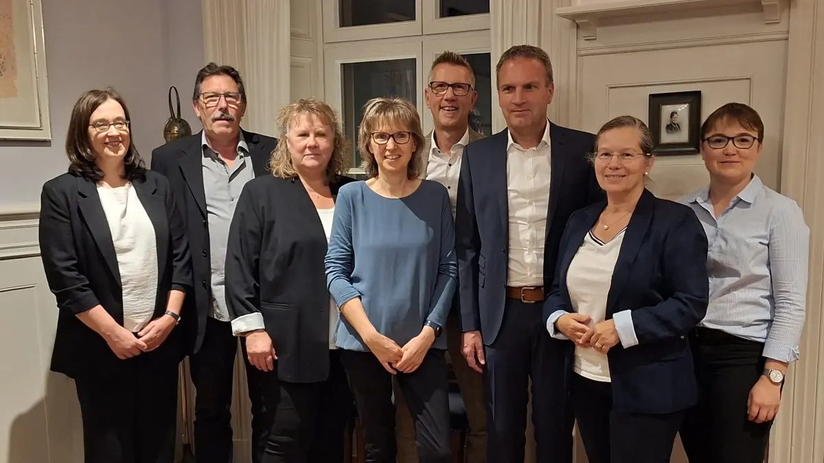 Petra Müller (3.v.l.) und Andrea Steinebrunner (4.v.l.) sind seit 40 Jahren der Stadt Weil am Rhein treu. Bei einer kleinen Feierstunde freuen sich mit ihnen: Hauptamtsleiterin Annette Huber (von links), Klaus Müller, Personalleiter Christoph Braun, Christian Steinebrunner, Oberbürgermeisterin Diana Stöcker und Lena Schopferer vom Personalrat.