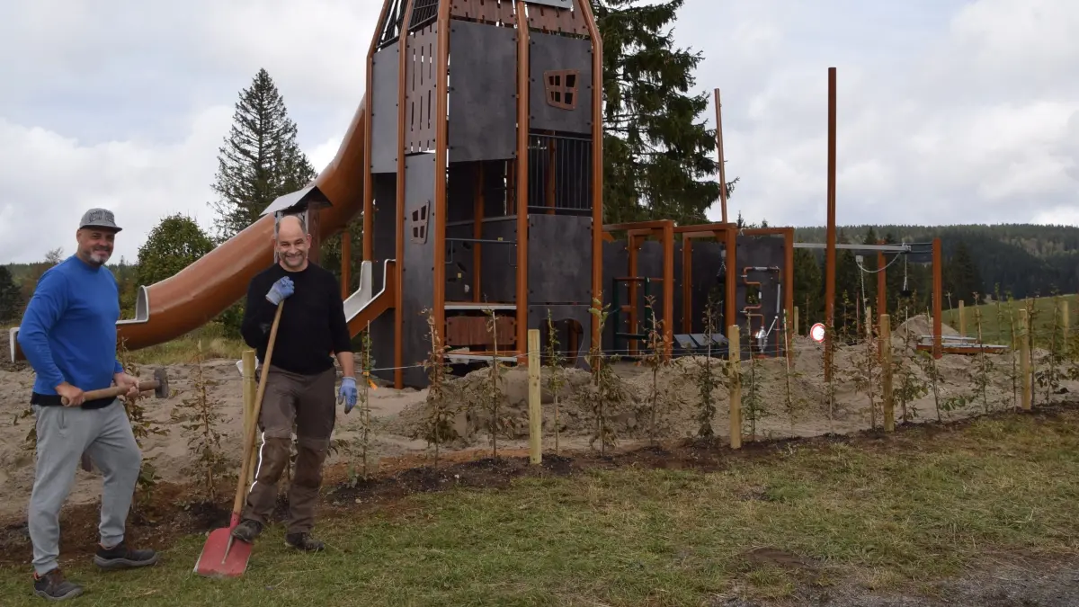 Fredi Boch (rechts) und Alexander Cristian bei der Arbeit auf dem Radschert.