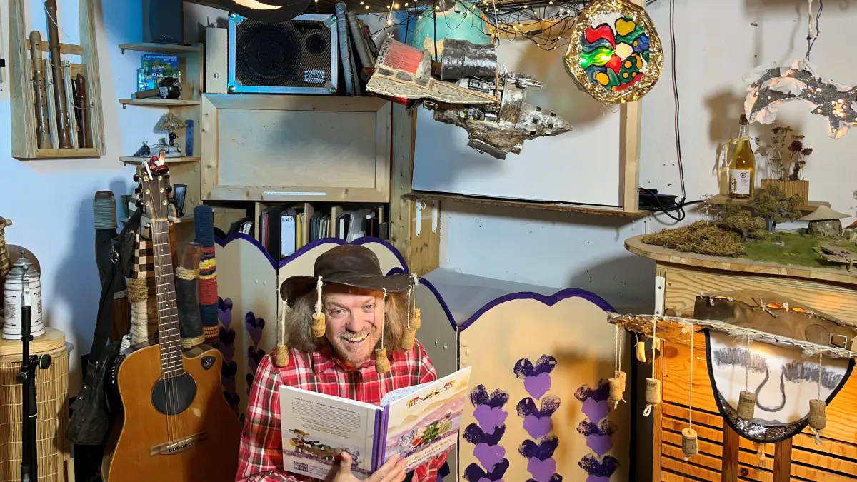 In dem Wunderland seines Studios: Der Weitinger Kinderbuchautor Dominic Hogan. Der Hut mit den Korken soll Fliegen fernhalten und ist sein Markenzeichen.