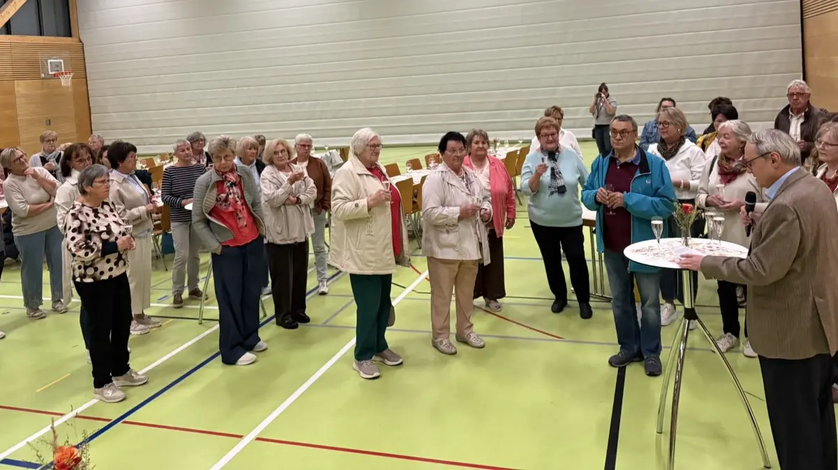 Pfarrer Josef Rösch (rechts) bedankte sich bei den ehrenamtlichen Engagierten in den vier Kirchengemeinden.