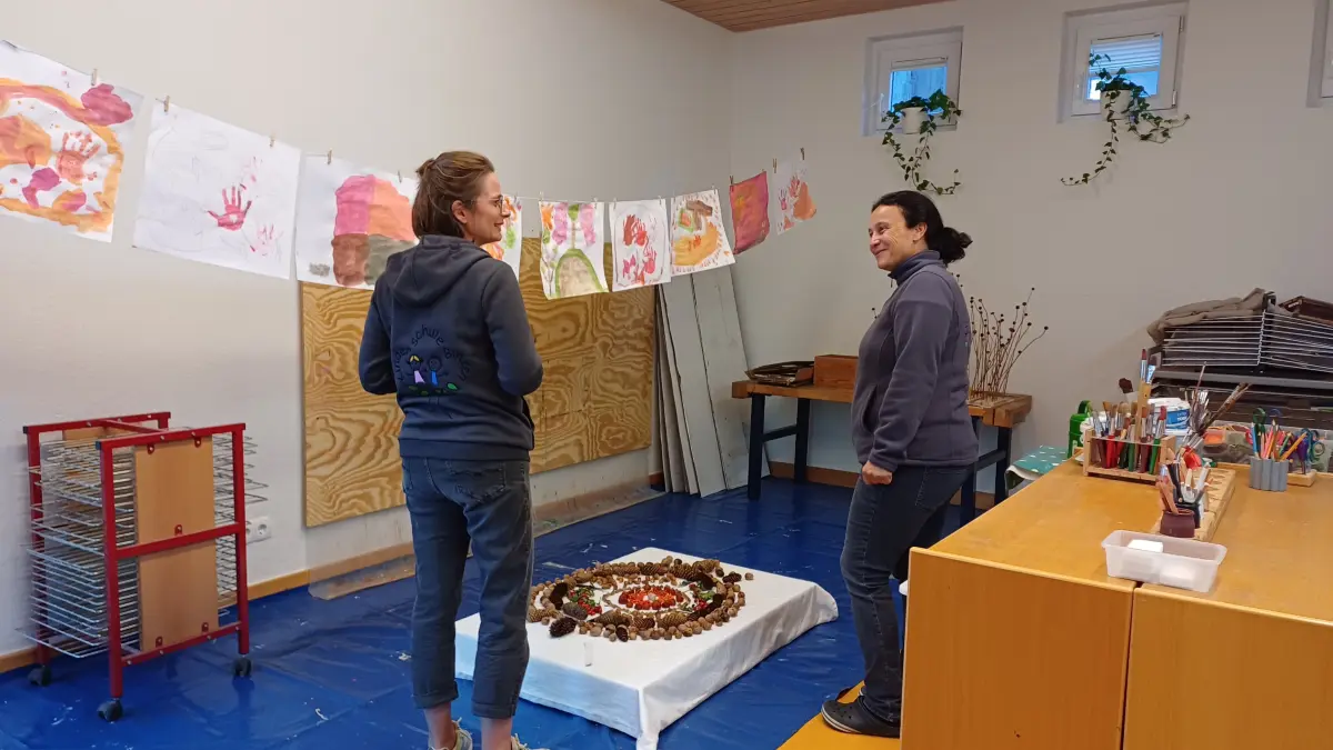 Kunstpädagogin Insa Grotefendt (links) und Leiterin der Kinderschule Nord Binzen, Miriam Madiou im Atelier