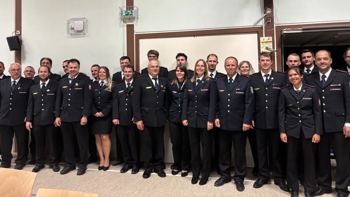 Zahlreiche Feuerwehrangehörige werden im Rahmen der Hauptversammlung der Feuerwehr Blumberg in Fützen für besondere Verdienste geehrt und ausgezeichnet.