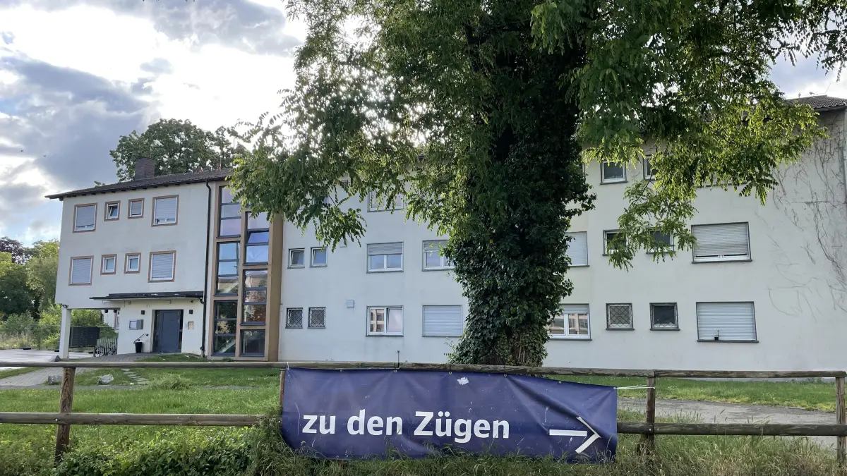 Das ehemalige Gästehaus Bauer wird im Zuge der Neugestaltung des Bahnhofsumfelds abgerissen. Zuletzt waren in dem Gebäude Flüchtlinge untergebracht.