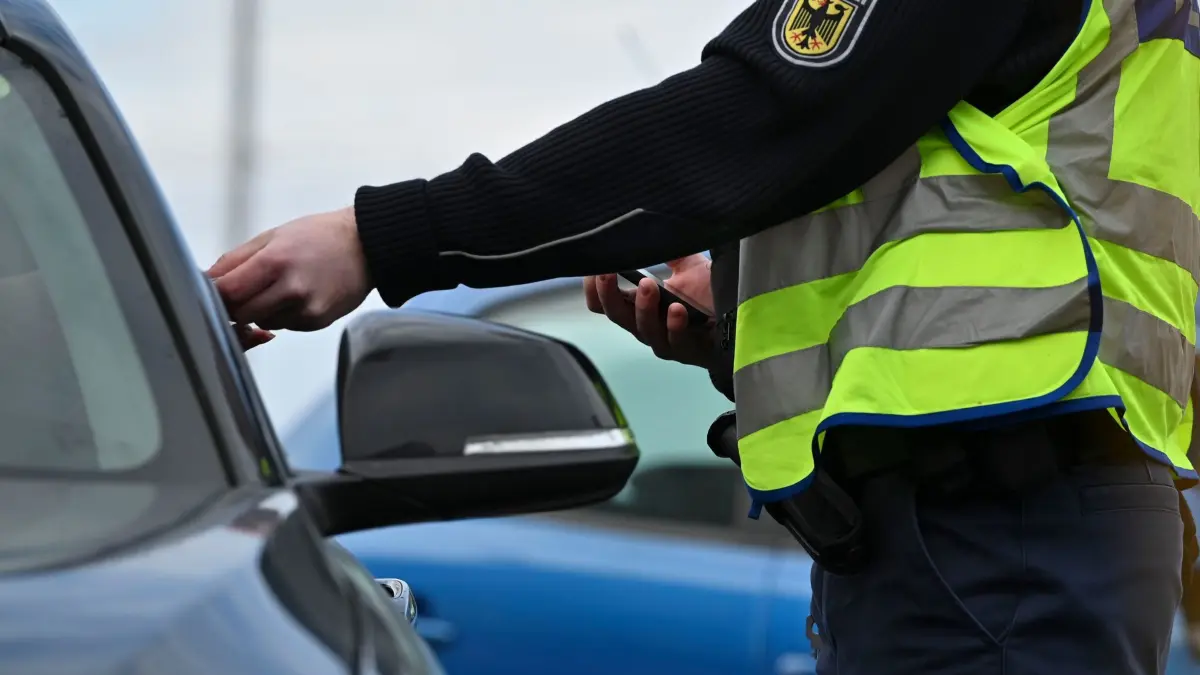 Bundespolizei - Symbolbild: Ein Bundespolizist kontrolliert während eines Foto-Termins mit der Deutschen Presse-Agentur ein Auto an der Grenze zwischen Frankreich und Deutschland. (zu dpa: «Immer weniger illegale Einreisen nach Baden-Württemberg»)