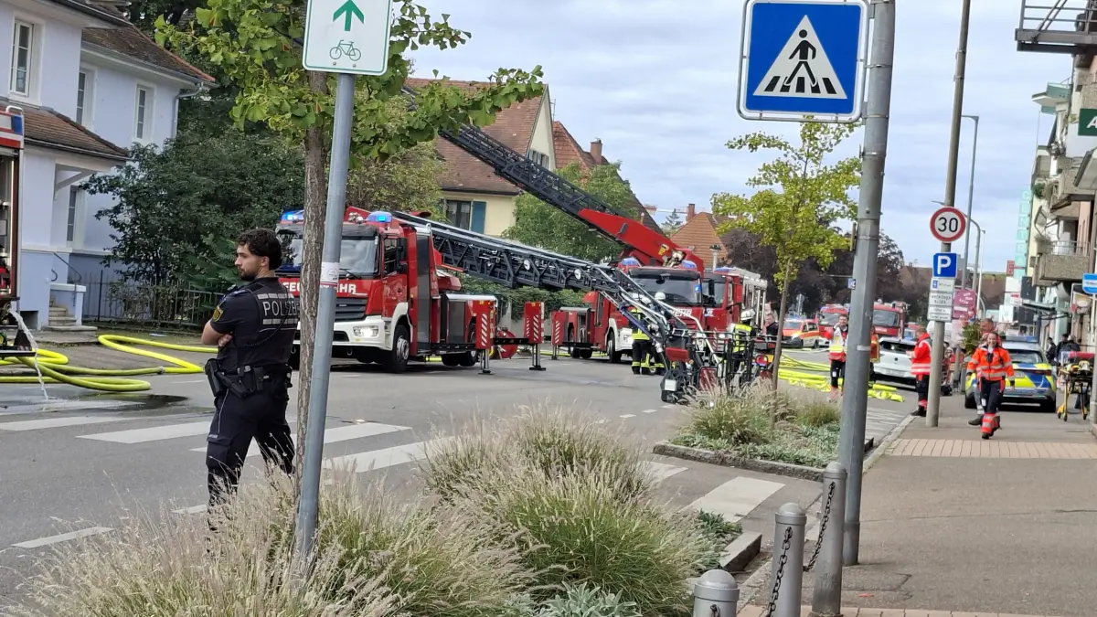 Die Polizei hat den Einsatzbereich abgesperrt. Der Verkehr wurde umgeleitet.