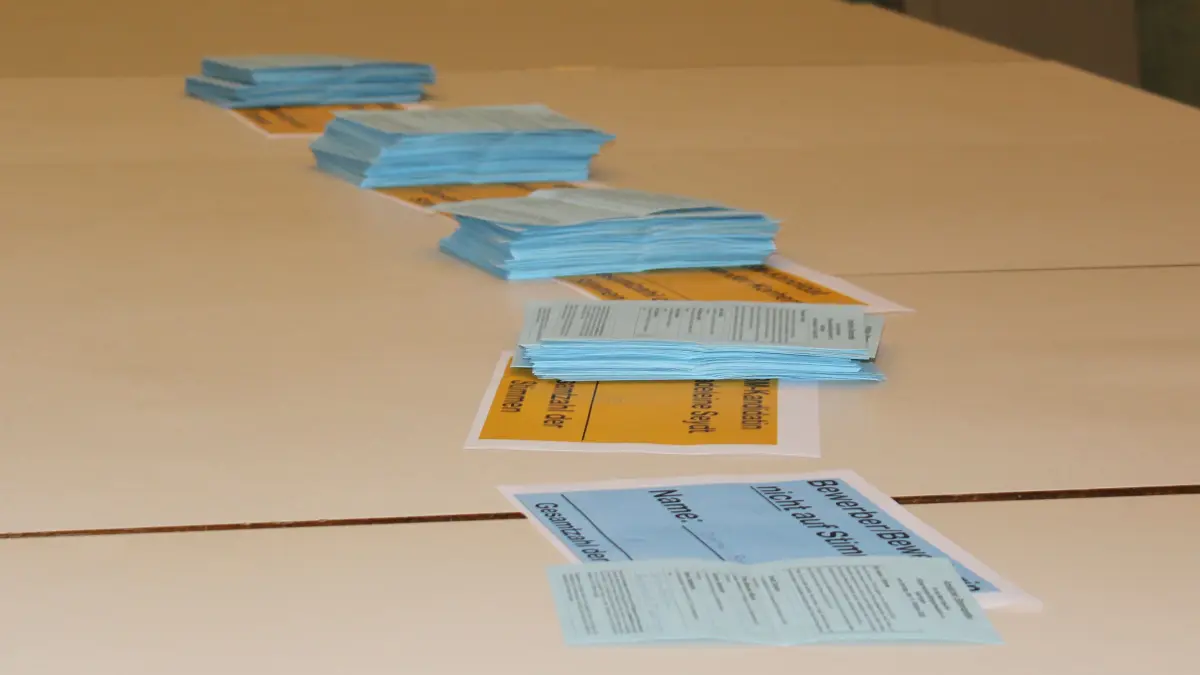 Stimmzettel liegen nach der Auszählung der Bürgermeisterwahl am Sonntag auf einem Tisch in der Gemeindehalle Gechingen.