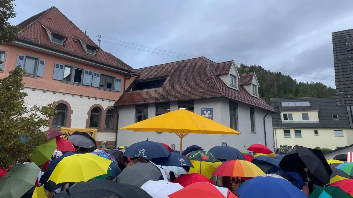 Epfendorf versinkt im Regenschirmen-Meer.