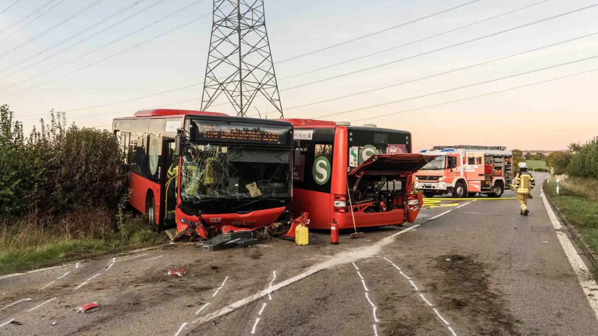 Schwerer Busunfall mit Gelenkbus zwischen Aidlingen und Darmsheim.
