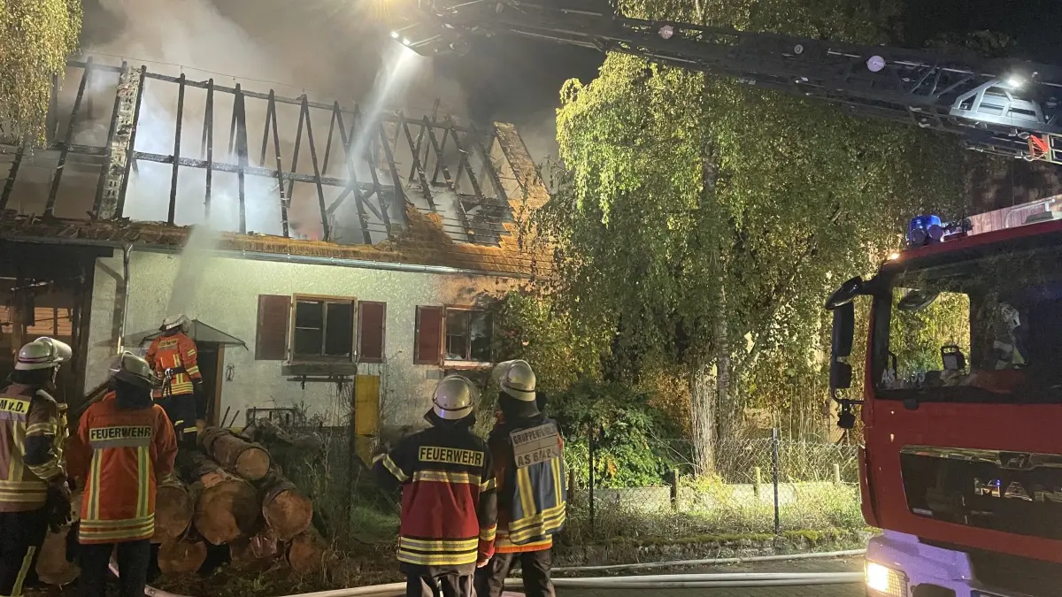 Nachlöscharbeiten über Drehleiter am Wohnhaus Bild Markus Fritsch Kreisfeuerwehrverband Calw e.V.