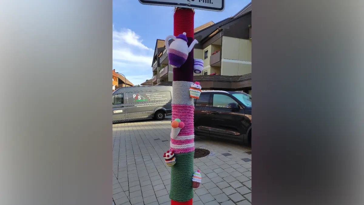 Vor dem Eschle hat der Stricktreff eine Straßenlaterne mit Motiven rund um Kaffee und Kuchen verziert – nun sollen weitere Straßenlaternen im Ortskern auf ähnliche Art und Weise weihnachtlich geschmückt werden.