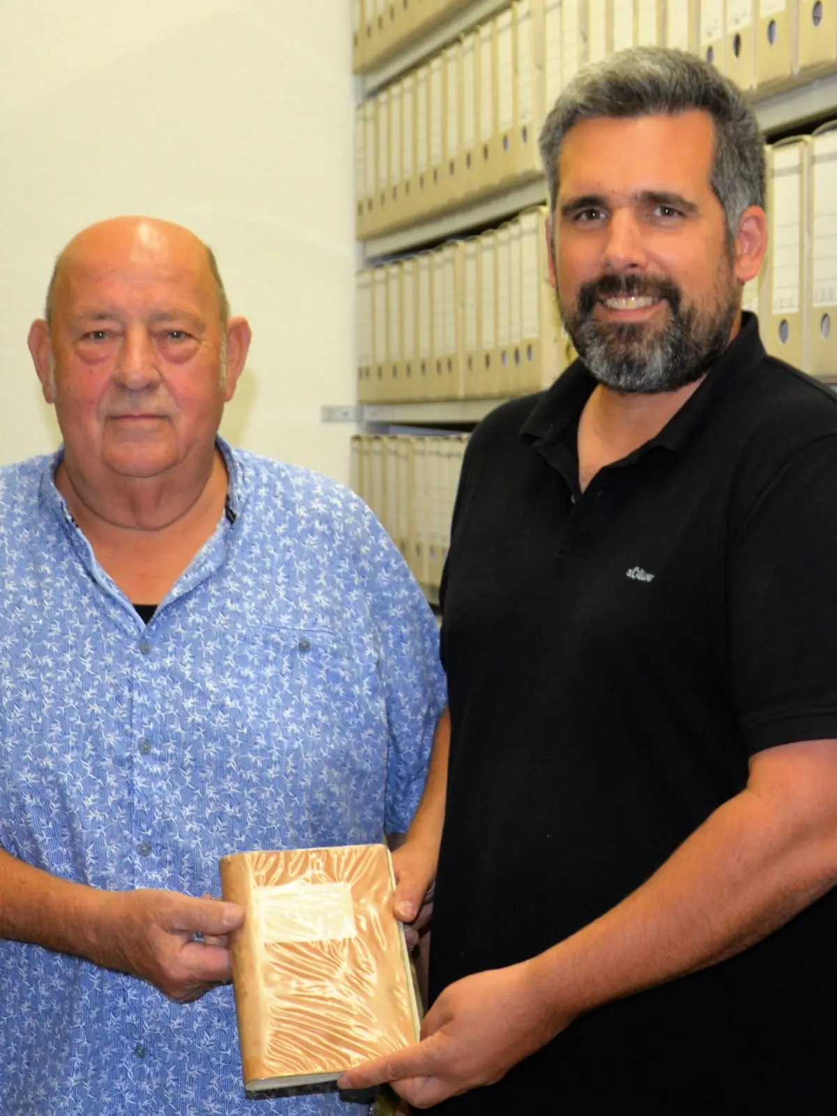 Walter Stehle (links) und Ortsvorsteher Andreas Bonaus (rechts) halten das Exemplar in Händen.
