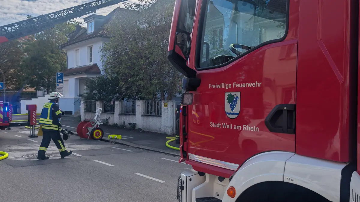 Der Feuerwehreinsatz begann am Dienstagvormittag, mehrere Personen hatten die Feuerwehr alarmiert.
