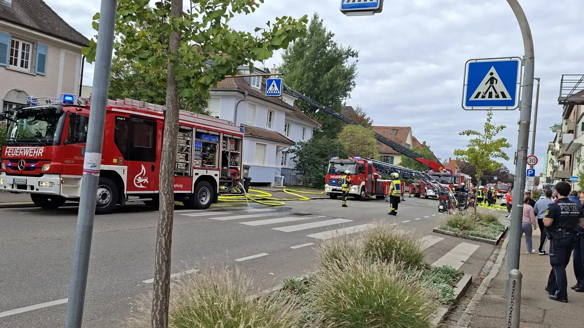 Die Polizei hat den Einsatzbereich abgesperrt. Der Verkehr wurde umgeleitet.